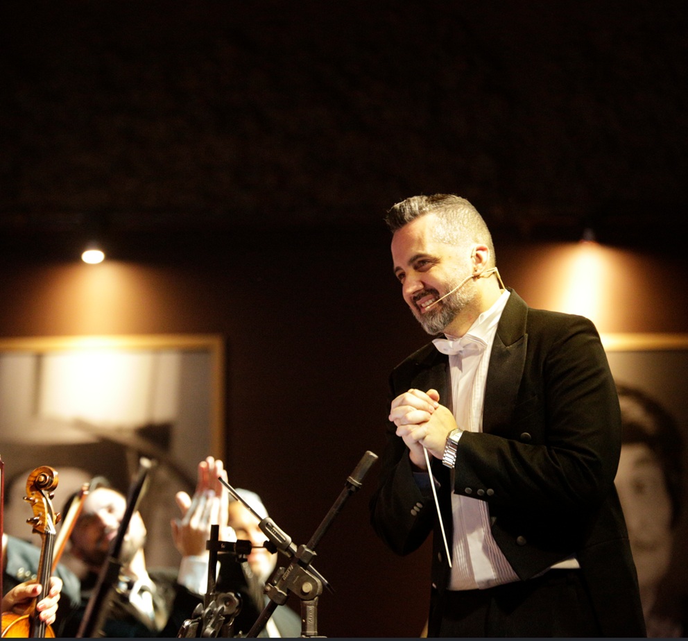 Maestro Renato Zanuto regendo no palco