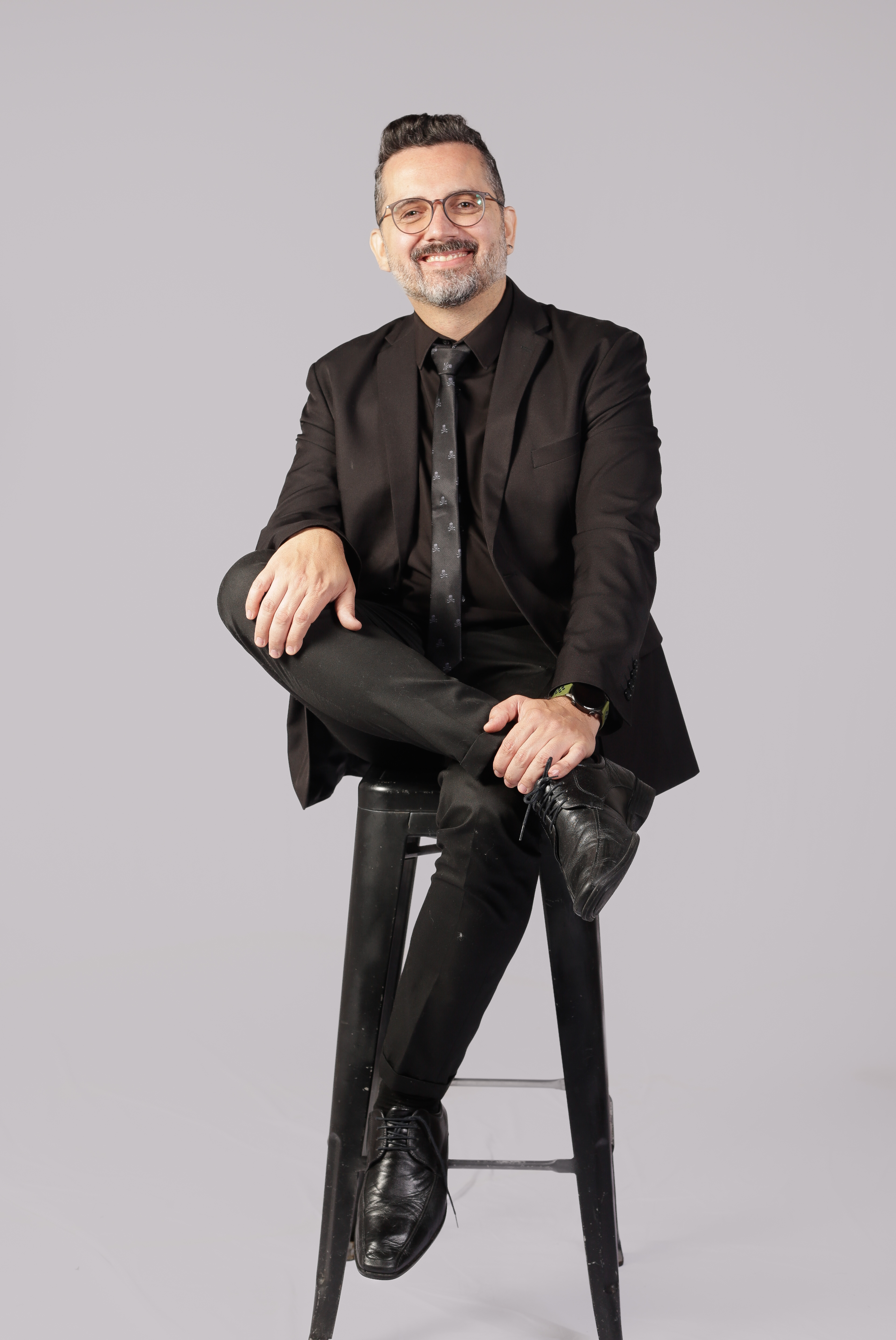 Retrato editorial do Maestro Renato Zanuto sentado